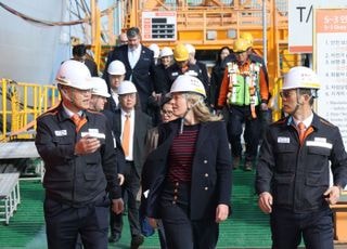 ‘60조 수주전’ 앞둔 캐나다 산업장관, 한화오션 거제사업장 방문