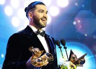 ‘외인 최초 4관왕’ 폰세, 디아즈 제치고 KBO리그 MVP 영예…신인왕은 안현민