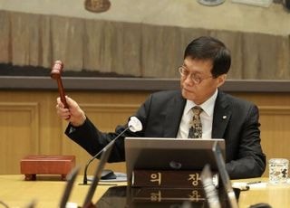 집값·환율·가계대출 ‘3중 부담’…기준금리 4연속 동결되나