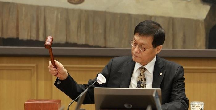 집값·환율·가계대출 ‘3중 부담’…기준금리 4연속 동결되나