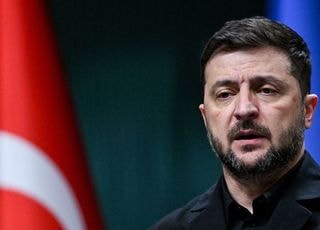 ‘안팎곱사등이’ 젤렌스키…“밖에선 평화안 압박, 안에선 부패스캔들”