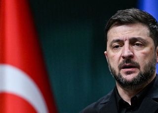 ‘안팎곱사등이’ 젤렌스키…“밖에선 평화안 압박, 안에선 부패스캔들”