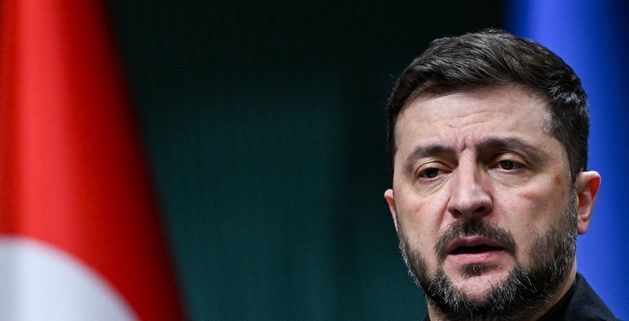 ‘안팎곱사등이’ 젤렌스키…“밖에선 평화안 압박, 안에선 부패스캔들”