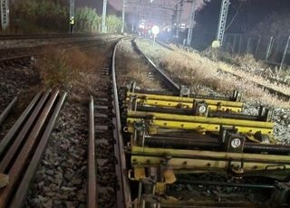 서울 지하철 4호선 오이도역서 트롤리 궤도이탈…전구간 지연 운행중