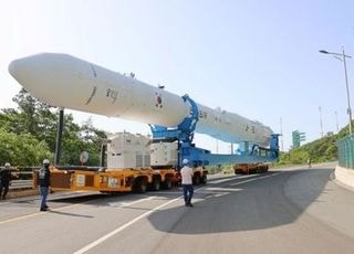 "비 예보로 중단됐던 누리호 발사대 이송 시작"