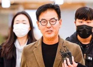 "여론조사 결과 오세훈에 전달 안 해"…강철원·김한정, 특검팀 첫 출석