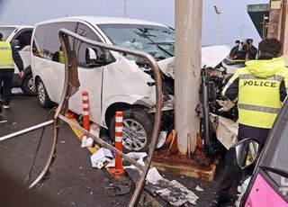 [속보] '3명 사망·10명 부상' 제주 우도 승합차 사고 합동 감식…운전자 급발진 주장
