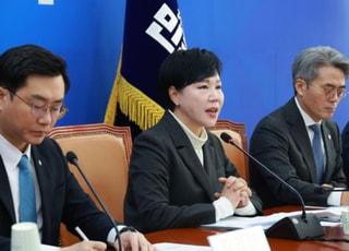 與 "퇴직대법관 '대법사건' 5년간 수임금지…행정처 폐지"