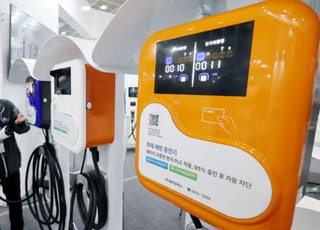 내년부터 전기차 100% 충전 못한다?…'스마트 충전기' 두고 갑론을박
