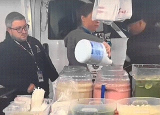 [영상] 노점상 음식에 락스 쏟아부은 女 "다신 못 팔게 만든다"