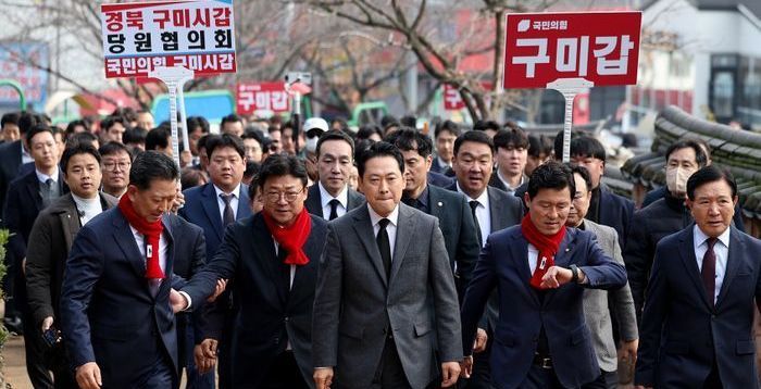 '여론 승부수' 던진 장동혁, 박정희 생가 찾고 지지층 결집 행보