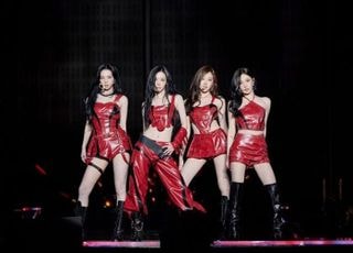 카리나도 안 통했다… 묘하게 달라진 에스파의 2025년 [D:가요 뷰]