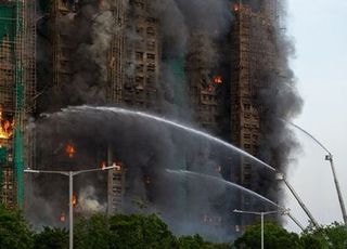 불 휩싸인 아파트..."사망자 36명·화재 경보 단계 5급으로"