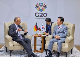 ‘생뚱맞은 통일’ 이재명에 ‘소이부답’ 메르츠