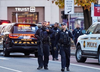 美 백악관 앞에서 주방위군 2명 총격받아 중태…트럼프 격분