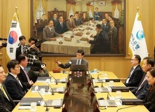 한은 기준금리 2.5% 4연속 동결…고환율·부동산에 '발목'