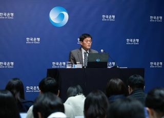 이창용 "금리 인하·동결 모두 열어둘 것…인상 논의할 단계는 아냐"