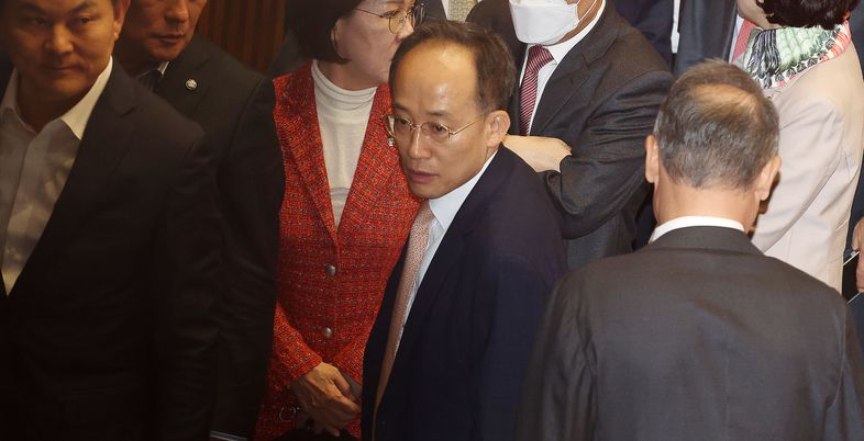 [속보] '추경호 체포동의안' 본회의 통과…국민의힘 전원 퇴장