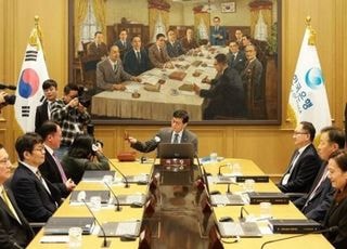 결국 기준금리 4연속 동결…고환율·집값 부담이 인하 제동