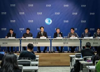 한은, 반도체·내수 훈풍에 성장률 올려 잡았지만…경기 양극화 우려 '쑥'