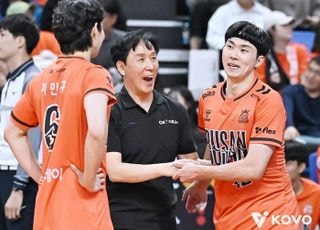 OK저축은행, 삼성화재 꺾고 연패 탈출…신영철 감독 300승