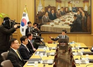 결국 기준금리 4연속 동결…고환율·집값 부담이 인하 제동
