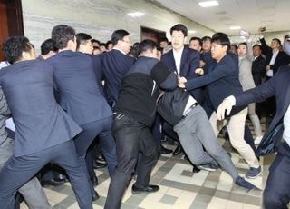 '패스트트랙 충돌' 민주당 전현직 의원 오늘 1심 결심…기소 6년 만