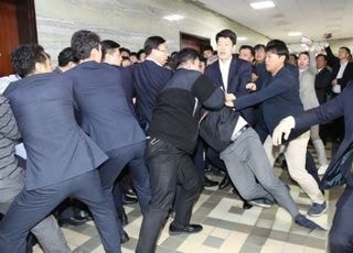 '패스트트랙 충돌' 민주당 전현직 의원 오늘 1심 결심…기소 6년 만