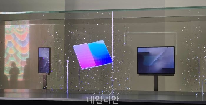 '기술 과시'냐 '미래 표준'이냐…삼성 트라이폴드의 운명은