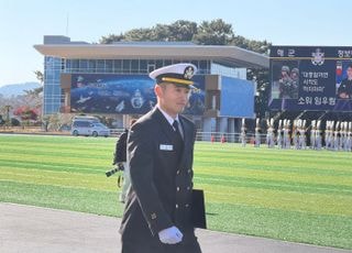 이재용 장남, 이지호 씨 해군 임관식 웃으며 입장 [포토]