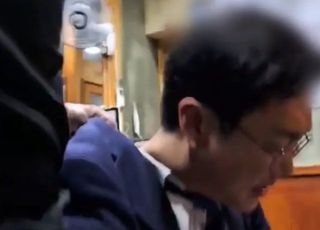 "남의 여친이랑 뭐 하나" 성추행 의혹 장경태, 목덜미 잡힌 술자리 영상