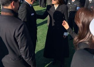 삼성家 4세 이지호씨 母 임세령에 "필승, 신고합니다" [포토]