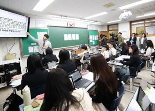 "AI가 채점? 생각의 힘 기르는 공정한 평가 시스템"…임태희 교육감, 봉담고 AI 서·논술형 현장을 가다