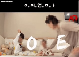 [영상] 아기를 발로 '뻥' 차더니…SNS에 올린 엄마 '경악'