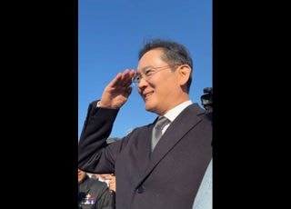 오늘만큼은 아빠 이재용…장교 아들 어깨 두드리며 "수고했다" [현장]