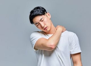 "찬 바람 불면 심해진다" 겨울철 불청객 '오십견'...초기에 치료해야 [데일리 헬스]