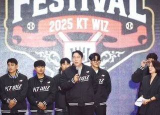 4600석 만석! KT 팬들 앞에 선 김현수 “내년 더 좋은 모습으로"…FA 장성우 "너무 걱정 안 하셔도..."