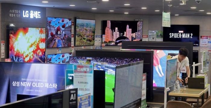 TV 부진에도 수장 그대로…삼성·LG, '안정 리더십'으로 정면 돌파
