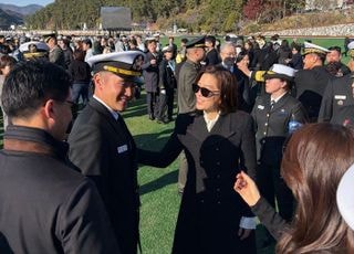 [영상] '지호 엄마'여도 빛나는 임세령 임관식 올블랙 패션