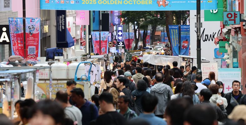 中 무비자 입국에 엇갈리는 시선…"매출 증대 기여" VS "효과 미미"