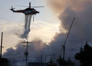 서귀포 토평공단 야적장 화재…10시간 넘게 진화 중