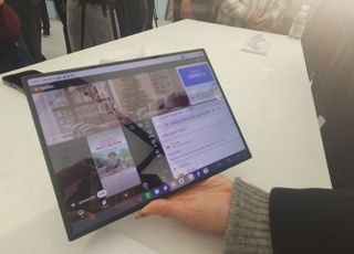 주머니 속 태블릿? 3단 접힘 매력 'Z 트라이폴드'[체험기]