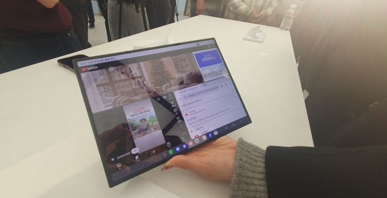 주머니 속 태블릿? 3단 접힘 매력 'Z 트라이폴드'[체험기]