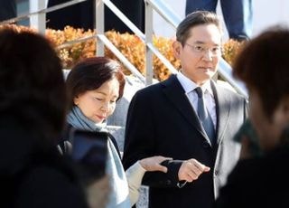 홍라희, 장남 이재용에 삼성물산 주식 전량 증여