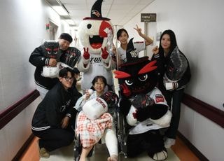 "마법 같은 순간"…KT위즈 고영표 선수, 아주대병원 소아병동 방문