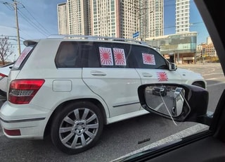 "내 눈 의심" 대구 이어 김포에서...욱일기 벤츠 또 포착