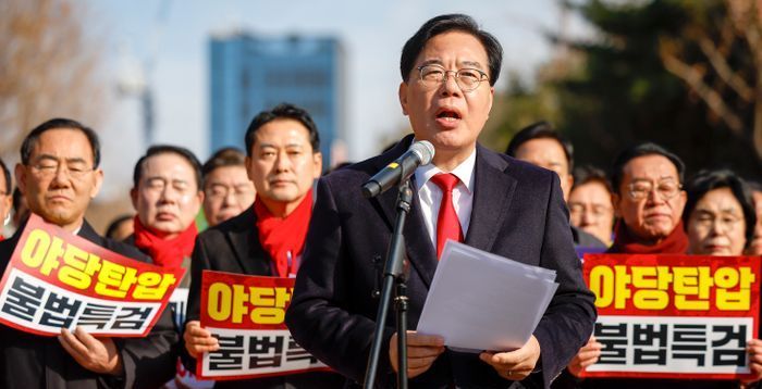 [속보] 송언석 "107명 의원 대표해 지난 1년 반성…계엄 선포 진심으로 사과"