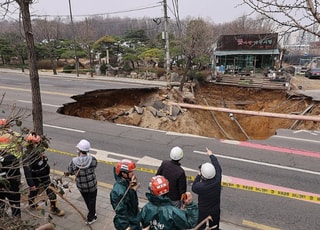 “명일동 싱크홀 원인, 약해진 지반에 지하수위 저하·하수관 누수 영향”