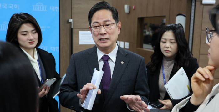 "뒷선 아닌 '앞선실세' 김현지"…박수영 '현지누나' 문자 파동에 일침