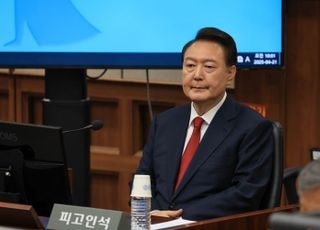 尹 비상계엄 1년, 법원에 던져진 특검 영장 '줄기각'